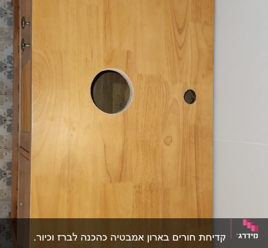 חלקי ברז על שולחן עץ עם חורים